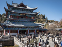 丽江古城游客渐多
