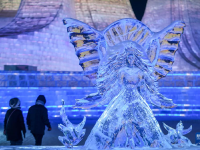 璀璨冰雕闪耀哈尔滨冰雪大世界
