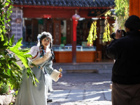 丽江古城游客渐多
