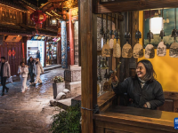 丽江古城游客渐多
