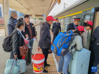 云南铁路开行多趟务工列车助力返岗务工
