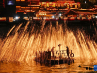 铁花飞溅迎新春
