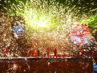 铁花飞溅迎新春
