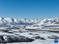 青海果洛：春雪映群山
