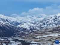 青海果洛：春雪映群山
