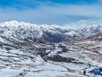 青海果洛：春雪映群山
