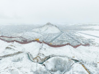 高原春雪润良田 古堡银装迎丰年
