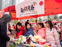 湖南长沙：爱心义卖暖校园
