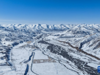 青海果洛：春雪映群山
