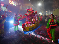 “烧狮子”，新年更兴旺

