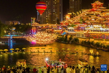 湖北宣恩：河畔夜生辉