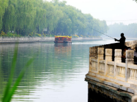 碧水绕京华
